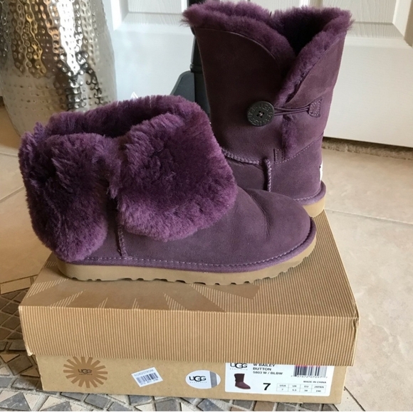 UGG Bailey Boots with button - Picture 2 of 8